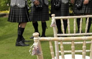 gäste bei schottischer hochzeit in kilts foto