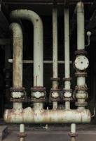 rostiges Rohrsystem in verlassener Stahlfabrik foto