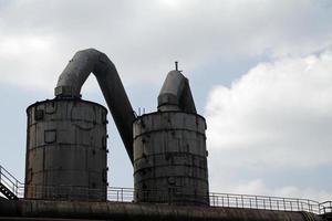 Zwei rostige Lagereinheiten in einer verlassenen Stahlfabrik foto