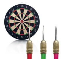 Darts mit Dartscheibe auf weißem Hintergrund foto