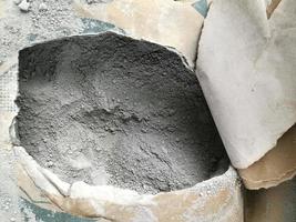 Zementpulver im Beutel vor dem Mischen zu Beton foto