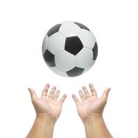 Hand, die Fußballball auf weißem Hintergrund hält foto