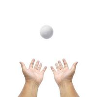 Hand, die Golfball auf weißem Hintergrund hält foto