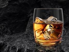 Glas Whiskey, eingebettet auf schwarzem Kohlehintergrund. 3D-Rendering foto