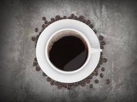 Draufsicht auf eine Kaffeetasse und Bohnen auf einem Zementbodenhintergrund foto