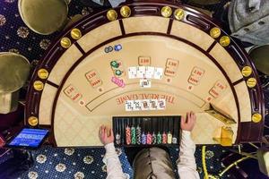 Spielmarken und Karten auf einem Spieltisch Roulette foto