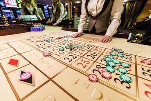 Spielmarken auf einem Spieltisch Roulette foto