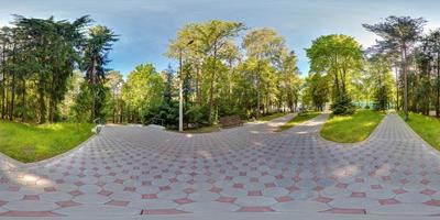 volles sphärisches nahtloses 360-Grad-Panorama in äquirechteckiger äquidistanter Projektion, Panorama in Parkgrünzone, vr-Inhalt foto