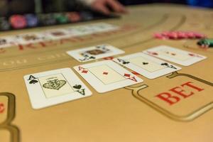Spielmarken und Karten auf einem Spieltisch Roulette foto