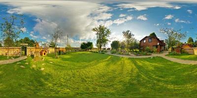 Panorama außerhalb des hölzernen Dorfhauses des Urlaubs am sonnigen Abendtag. Vollständiges nahtloses 360-Grad-Panorama in equirectangular sphärischen Projektion foto