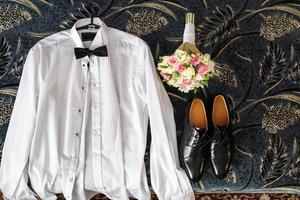 Hochzeitsanzug des Bräutigams, Hemd Krawatte Schuhe und ein Hochzeitsstrauß foto