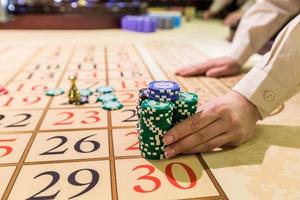 Spielmarken auf einem Spieltisch Roulette foto