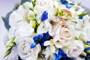 schöner hochzeitsbrautstrauß aus blauen und weißen rosen mit ringen foto