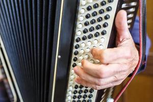 musikerhand, die akkordeons spielt, nahaufnahme foto