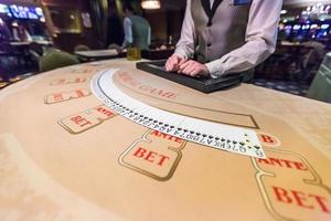 Spielmarken und Karten auf einem Spieltisch Roulette foto