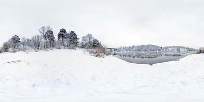 Winterpanorama im verschneiten Wald am Fluss. volles sphärisches nahtloses 360-mal-180-Grad-Panorama in gleichwinkliger Projektion. Skybox für Virtual-Reality-VR-AR-Inhalte foto
