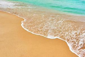 Meeresbrandung am Strand foto