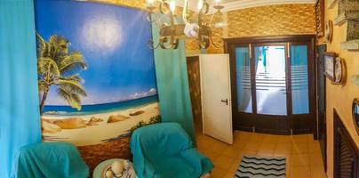 mallorca balearen spanien 2018 blaues hotelzimmer mit palmenparadiestapete auf mallorca. foto
