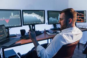 Geschäftsstrategie. aktienhändler, der im büro mit börsentechnologie arbeitet foto