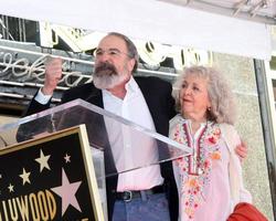 Los Angeles Feb 12 - Mandy Patinkin, Kathryn Grody bei der Mandy Patinkin Star Zeremonie auf dem Hollywood Walk of Fame am 12. Februar 2018 in Los Angeles, ca foto