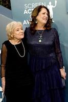Los Angeles 19. Januar - Dolores Dean, Ann Dowd bei den 26. Screen Actors Guild Awards im Shrine Auditorium am 19. Januar 2020 in Los Angeles, ca foto