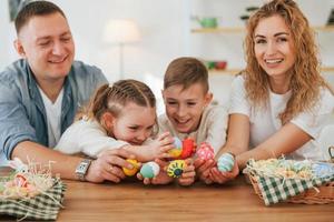 Vater, Mutter, Sohn und Tochter. glückliche familie, die zusammen osterferien feiert foto