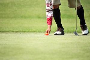 Golfer markieren seine Position Ball