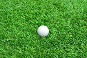 Golfball auf grünem Gras foto