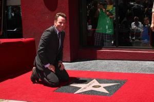 los angeles, 16. juli - bryan cranston auf dem hollywood walk of fame sternzeremonie für bryan cranston im redbury hotel am 16. juli 2013 in los angeles, ca foto