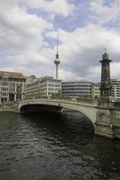 Friedrichsbrücke Brücke über die Spree, Fernsehturm im Hintergrund foto