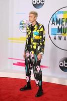 los angeles nov 19 - machine gun kelly bei den american music awards 2017 im microsoft theater am 19. november 2017 in los angeles, ca foto