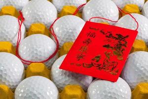 typischer china roter Umschlag und Golfbälle