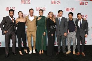 los angeles aug 9 - sam medina, ronda rousey, peter berg, lauren cohan, cl, mark wahlberg, iko uwais, carlo alban bei der mile 22 premiere im village theater am 9. august 2018 in westwood, ca foto