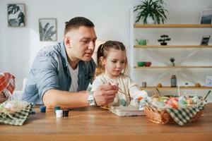 glücklicher vater und tochter, die zusammen osterferien feiern foto