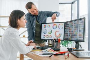 reden und Inhalte erstellen. zwei Designer, die im Büro zusammenarbeiten foto