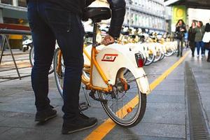 Mailand Italien 2018 Eine Person nimmt ein öffentliches Fahrrad in der Gemeinde Mailand foto