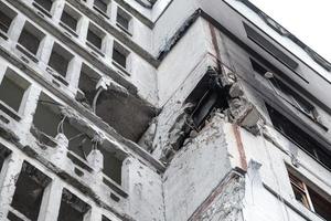 charkiw, ukraine - mai, 04, 2022. krieg in der ukraine. zerstörtes, bombardiertes und niedergebranntes Wohngebäude nach russischen Raketen in Charkiw, Ukraine. selektiver Fokus. russischer angriff auf die ukraine. foto