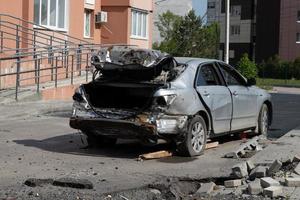 charkiw, ukraine - 04. mai 2022. verbranntes und kaputtes auto. krieg in der ukraine 2022. russische raketen in charkiw ukraine. Russische Aggression, Konflikt. russischer angriff auf die ukraine. Russland bombardiert die Ukraine foto