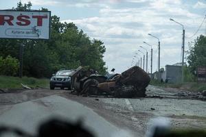 charkiw, ukraine - 04. mai 2022. verbranntes und kaputtes auto. krieg in der ukraine 2022. russische raketen in charkiw ukraine. Russische Aggression, Konflikt. russischer angriff auf die ukraine. foto