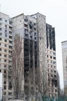 charkiw, ukraine - mai, 04, 2022. krieg in der ukraine 2022. zerstörtes, bombardiertes und niedergebranntes wohngebäude nach russischen raketen in charkiw ukraine. Russische Aggression. russischer angriff auf die ukraine. foto