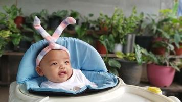 asiatisches glückliches baby, das mit kopienraum lächelt. süßes 4 monate baby. foto