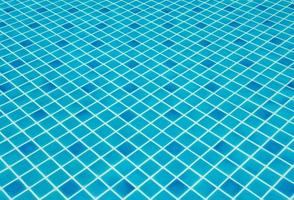 blaues zerrissenes Wasser im Schwimmbad foto