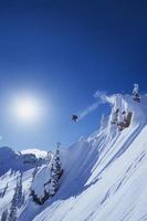 Skifahrer springen vom Berg