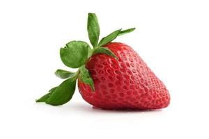 eine frische Erdbeere auf weißem Hintergrund. foto