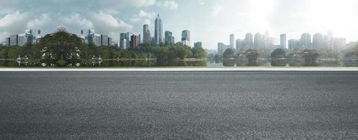 Panoramablick auf die Skyline und Gebäude mit leeren Straßen foto