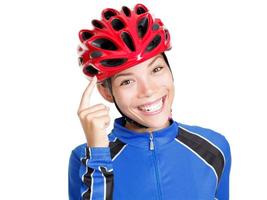 Überlegen! Fahrradhelmfrau isoliert foto