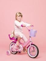 Mädchen auf ihrem Fahrrad