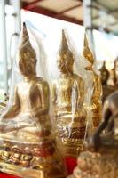 Buddha-Statuen in Plastikfolie foto