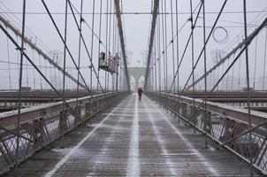 Schnee auf der Brooklyn Bridge foto