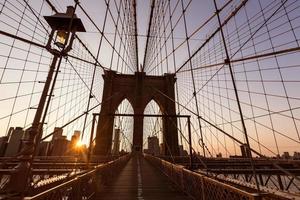 Brooklyn Bridge Sonnenuntergang mit Manhattan Skyline uns foto